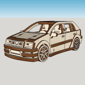 Puede incluir: Un coche de madera modelo con un cuerpo beige y detalles marrones. El coche tiene un techo solar y está detallado con una parrilla, faros y ruedas.