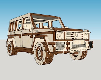 Könnte beinhalten: Ein Holzmodell eines beigen Geländewagens mit braunen Akzenten. Das Modell verfügt über einen detaillierten Innen- und Außenbereich, einschließlich eines Reserverads hinten und eines Kühlergrills mit dem Mercedes-Benz-Logo.