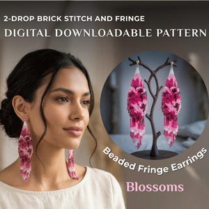 Può includere: Modello digitale scaricabile per orecchini con frange di perline. Gli orecchini sono esposti in una cornice circolare, mostrando un motivo floreale rosa e bianco. Il testo sull'immagine recita "2-Drop Brick Stitch and Fringe" e "Blossoms".