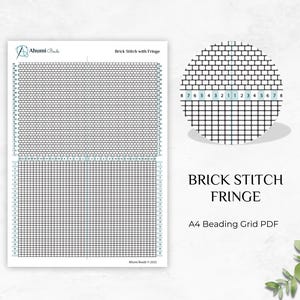 Peut inclure: Un PDF de grille de perlage A4 blanc avec un motif de point de brique et de frange. La grille est en noir et blanc, avec un diagramme circulaire du point de brique. Le texte indique "Brick Stitch Fringe" et "A4 Beading Grid PDF".
