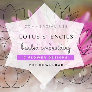 Op de afbeelding: Een witte ruitvormige afbeelding met de tekst "COMMERCIAL USE LOTUS STENCILS beaded embroidery 7 FLOWER DESIGNS PDF DOWNLOAD" op een roze en witte bloemenachtergrond.