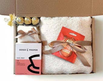 Caja de regalo acogedora: manta, té Earl Grey, chocolate vegano, vela y taza.