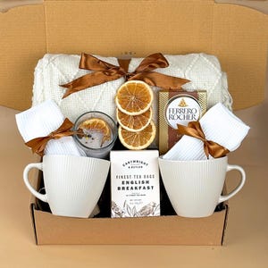Holiday Hygge Gift Box UK: Decke, Socken, Kerze & Tee - Self Care, Housewarming Geschenkset