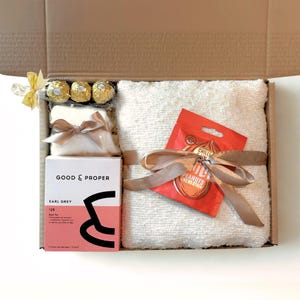 Hygge Gift Box z kocem, Wysyłanie uścisków, Myślenie o Tobie, Prezent na szybki powrót do zdrowia, Prezent dla kobiet, Żałoba, Prezent motywacyjny, Dziękuję