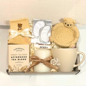 Caja de regalo "Mejórate pronto" (Reino Unido): Manta acogedora, taza y spa - Pensando en ti Simple Teddy Beige