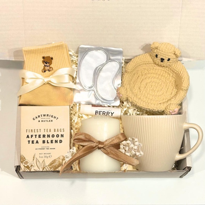 Caja de regalo "Mejórate pronto" (Reino Unido): Manta acogedora, taza y spa - Pensando en ti Simple Teddy Beige
