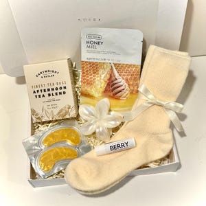 Caja de regalo "Mejórate pronto" (Reino Unido): Manta acogedora, taza y spa - Pensando en ti Lil' Honey Glow Box