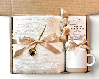 Beige Hygge-presentask med filt: Mysig egenvårdskorg