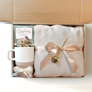 Send a Hug Gift Box Cozy Comfort Care Package for Her Think of You Gift Get Thank You Well Soon Gift for Colleague Sympathy Gift for Friends