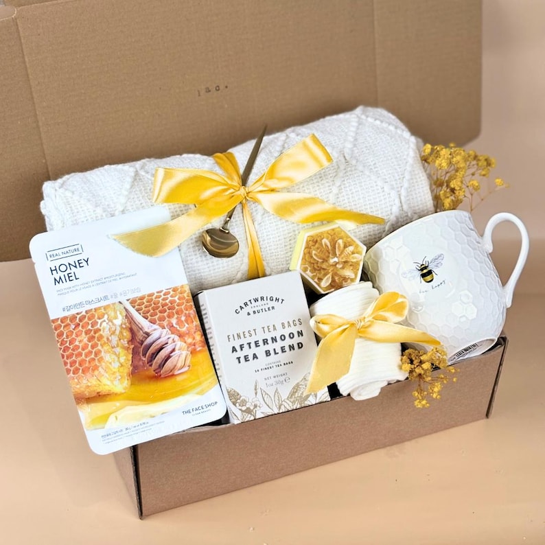 Caja de regalo "Mejórate pronto" (Reino Unido): Manta acogedora, taza y spa - Pensando en ti Honey Bee & Tea