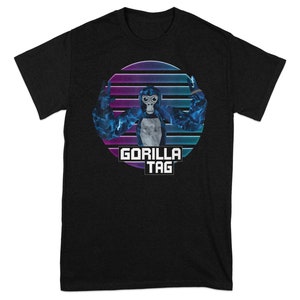 Camiseta gráfica con etiqueta de gorila, Diseño de gorila de estilo retro, Camiseta divertida de meme, Fondo de rayas coloridas, Perfecta para jugadores, Camiseta unisex