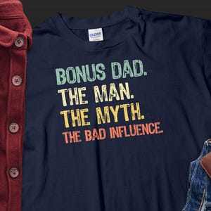 Bonus Dad The Man The Myth The Bad Influence T-shirt Zabawny prezent dla ojczyma Prezent na Dzień Ojca dla Bonus Dad Humorystyczny T-shirt rodzinny
