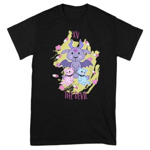 Lindo diseño de cartas de tarot del diablo gótico, divertida camiseta gótica pastel, adorable diablo kawaii con peluches, camiseta gráfica oculta única