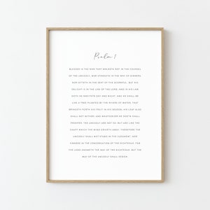 Puede incluir: Una impresión de arte de pared imprimible con texto en blanco y negro del Salmo 1 de la Biblia. El texto está centrado en un fondo blanco con un marco de madera marrón claro.