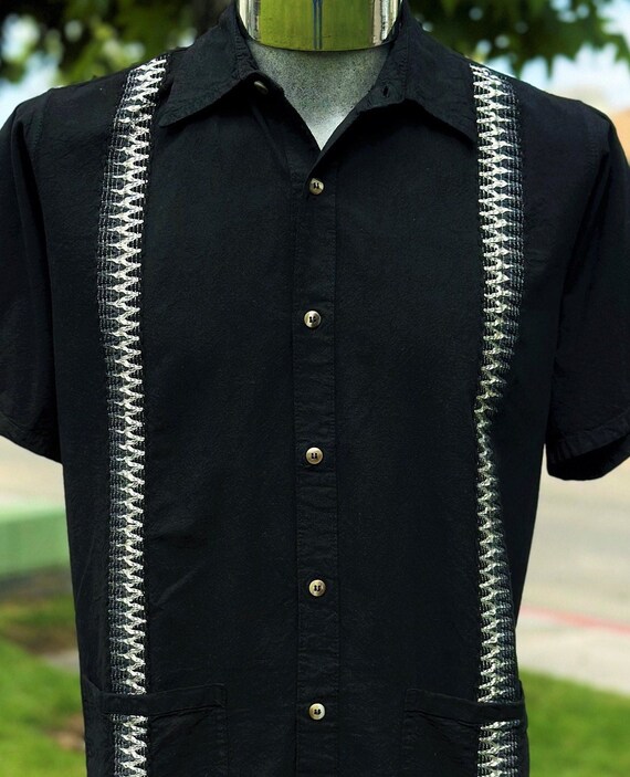 Camisa de Vestir Casual Guayabera Negra para Hombre Algodon Minimalista Fresco Boda Vacaciones Plata Bordado Manga Corta Botones Bolsillos Mexico