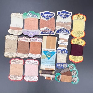 Puede incluir: Surtido de carretes de hilo vintage en varios colores y marcas, incluyendo "The Beauties", "Gloria", "Sewswell", "Peri Lusta", "Iris" y "Seams Binding".