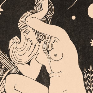Puede incluir: Una ilustraci&oacute;n en blanco y negro de una mujer con el pelo largo, de pie en un campo de hierba. La mujer est&aacute; desnuda y tiene los brazos levantados por encima de su cabeza. El fondo es un cielo oscuro con estrellas.