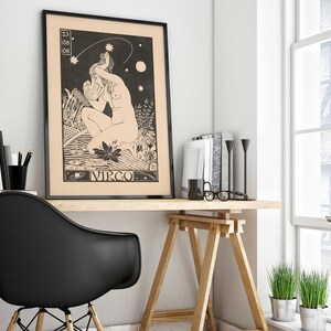 Puede incluir: Ilustraci&oacute;n en blanco y negro de una mujer que representa el signo astrol&oacute;gico Virgo. La imagen est&aacute; enmarcada y colgada en una pared sobre un escritorio de madera.