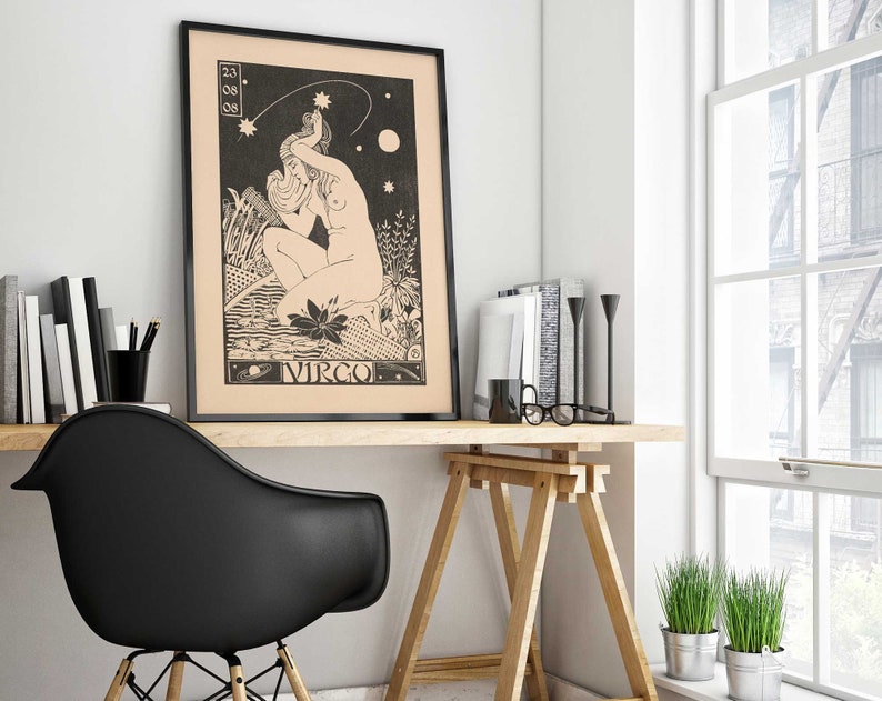 Puede incluir: Ilustraci&oacute;n en blanco y negro de una mujer que representa el signo astrol&oacute;gico Virgo. La imagen est&aacute; enmarcada y colgada en una pared sobre un escritorio de madera.
