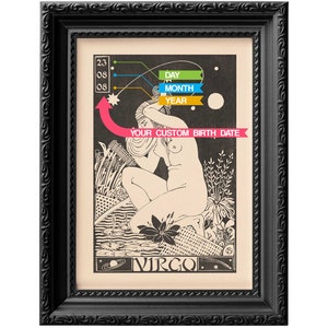 Puede incluir: Una impresi&oacute;n enmarcada en negro de un signo del zod&iacute;aco Virgo con una mujer en una ilustraci&oacute;n en blanco y negro. La impresi&oacute;n tiene una pancarta rosa que dice "Tu fecha de nacimiento personalizada" y una pancarta colorida que dice "D&iacute;a, Mes, A&ntilde;o".