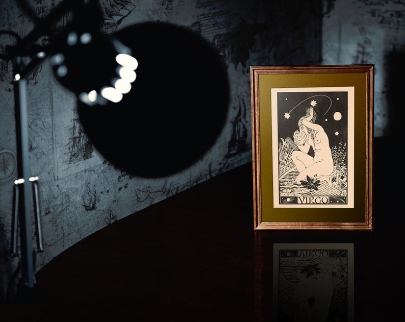 Puede incluir: Una ilustraci&oacute;n en blanco y negro enmarcada del signo del zod&iacute;aco Virgo. La ilustraci&oacute;n representa a una mujer con el pelo largo sosteniendo una estrella en su mano. El fondo es un cielo oscuro con estrellas y una luna creciente.