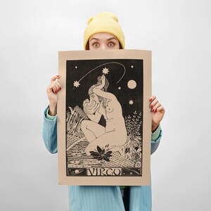 Puede incluir: Un p&oacute;ster marr&oacute;n con una ilustraci&oacute;n en blanco y negro de una mujer sentada en un campo de flores. El p&oacute;ster tiene la palabra "VIRGO" impresa en la parte inferior.