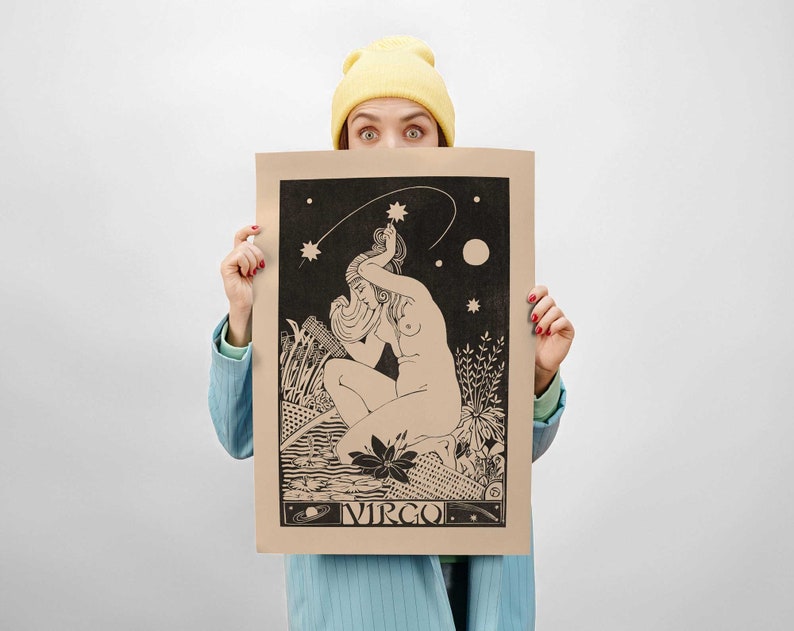 Puede incluir: Un p&oacute;ster marr&oacute;n con una ilustraci&oacute;n en blanco y negro de una mujer sentada en un campo de flores. El p&oacute;ster tiene la palabra "VIRGO" impresa en la parte inferior.