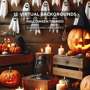 Könnte beinhalten: Eine Sammlung von 12 virtuellen Hintergründen mit Halloween-Thema. Die Hintergründe beinhalten Kürbisse, Kerzen und Geister. Der Text "12 Virtual Backgrounds Halloween Themed Blurred and Unblurred" wird auf einem Holzgrund angezeigt.