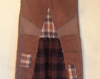 Pantalones vaqueros de mezclilla estilo motero y falda abotonada de cuadros reciclados de Free People