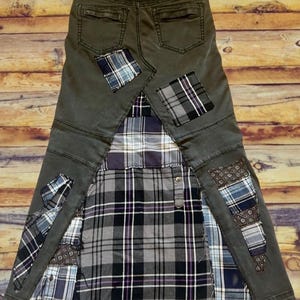 Puede incluir: Una falda &uacute;nica, hecha a mano, construida con mezclilla reciclada y telas a cuadros. La falda presenta una base de mezclilla verde oscuro con detalles de patchwork a cuadros en tonos azules, grises y morados. El dise&ntilde;o incorpora los bolsillos traseros de los jeans.