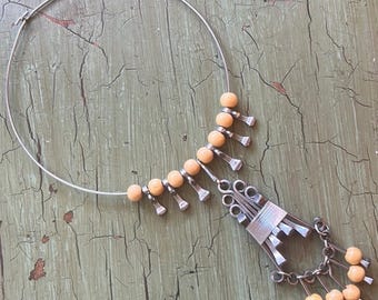 Collar gargantilla vintage grande con colgante de clavo de herradura, cuentas de madera, estilo tribal gitano bohemio.