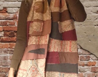 Ręcznie wykonany z recyklingu, poszarpany, poskładany szalik w stylu hobo chic, haftowany, patchworkowy, boho