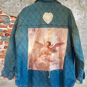 Chaqueta vaquera con estampado acolchado de cruz y retazos de ángel guardián vintage reciclado