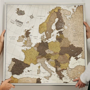 Mappa dettagliata dell'Europa - Mappa pinboard personalizzata con puntine da disegno - Regalo per viaggiatori - Stampa su tela - Canvascale - Piano di viaggio - Marrone crema