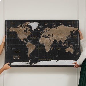 Personalisierte Weltkarte – Pinnwand-Karte – Pinnwand-Kork – Leinwanddruck – Geschenk für Reisende – Reisekarte im Leinwandmaßstab für eine Reise – Schwarz-Gold-Karte