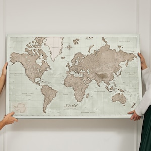 Peut inclure: Une affiche de carte du monde de style vintage avec un fond vert clair et des continents bruns. La carte comprend les noms des océans et une rose des vents. Le texte "The World" est imprimé en bas au centre de la carte.