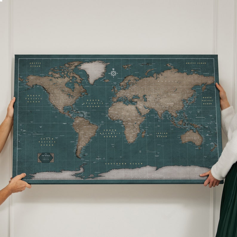 Mapa mundial personalizado Mapa push pin Corcho pinboard Impresión de lienzo Regalo para viajero escala de lienzo Mapa de viaje para viaje Verde moderno imagen 1