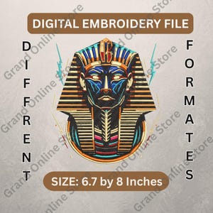 Könnte beinhalten: Digitales Stickmuster mit einem stilisierten Pharaonenkopf in Blau, Orange und Gold. Das Design ist ca. 17 x 20 cm groß. Der Text "DIGITAL EMBROIDERY FILE" und "DIFFERENT FORMATS" ist enthalten.
