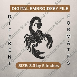 Peut inclure: Fichier de broderie numérique avec un motif de scorpion noir détaillé. Le texte "DIGITAL EMBROIDERY FILE" et "DIFFERENT FORMATS" est inclus. Le motif mesure 8,4 cm sur 12,7 cm.