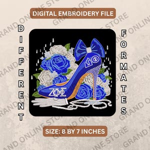 Puede incluir: Archivo de bordado digital con un zapato de tacón azul con un lazo, rodeado de rosas azules y blancas. El zapato tiene las letras ZΦΩ y un símbolo griego. También está presente el texto "DIGITAL EMBROIDERY FILE" y "DIFFERENT FORMATS". Tamaño: 20,3 x 17,8 cm.