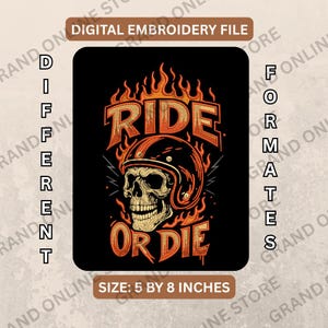 Op de afbeelding: Digitaal borduurbestand met een schedel met een motorhelm, omringd door vlammen. De tekst "RIDE OR DIE" is oranje weergegeven, met een afmeting van 12,7 x 20,3 cm.