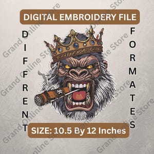 Puede incluir: Archivo de bordado digital que presenta un gorila feroz con una corona dorada y fumando un cigarro. El diseño incluye el texto "DIGITAL EMBROIDERY FILE" y "DIFFERENT FORMATS". El tamaño es de 26,67 cm por 30,48 cm.