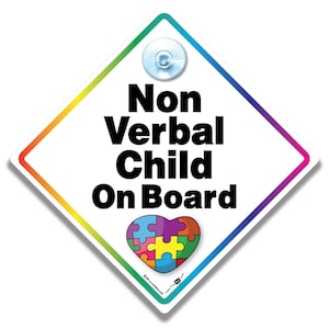 非言語の子供が車に乗っているサイン、14 x 14 cm、自閉症パズルマルチカラーダイヤモンド警告サイン、吸盤付き、自閉症啓発サイン