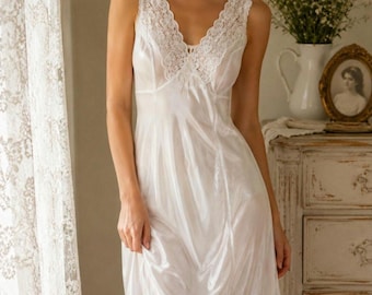Vintage witte nylon slip uit de jaren 80 | Gemaakt in Polen | Zacht tricot-nylon | Lijfje met bloemenkant | Dubbele kanten zoom | Romantische bruidslingerie |