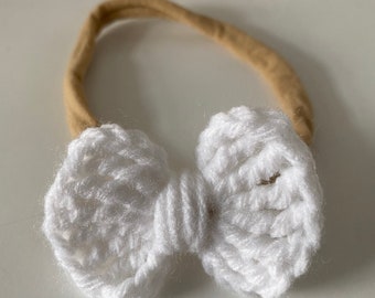 Arc en nylon au crochet blanc