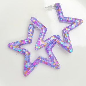 Créoles étoiles scintillantes violet néon : bijoux en résine