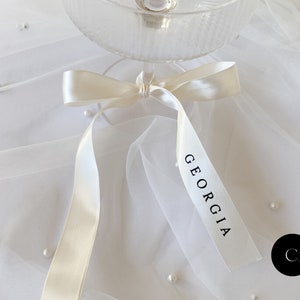 Decoración de mesa con cinta, cinta con nombre personalizado, accesorios de cristalería, tarjeta de lugar para boda, regalo para despedida de soltera, tarjeta con nombre para despedida de soltera, etiqueta para bebida, lazo