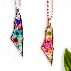 Collier carte d'Israël personnalisé avec la couleur des fleurs de votre choix, pendentif d'Israël, collier carte d'Israël, collier carte d'Israël, judaica