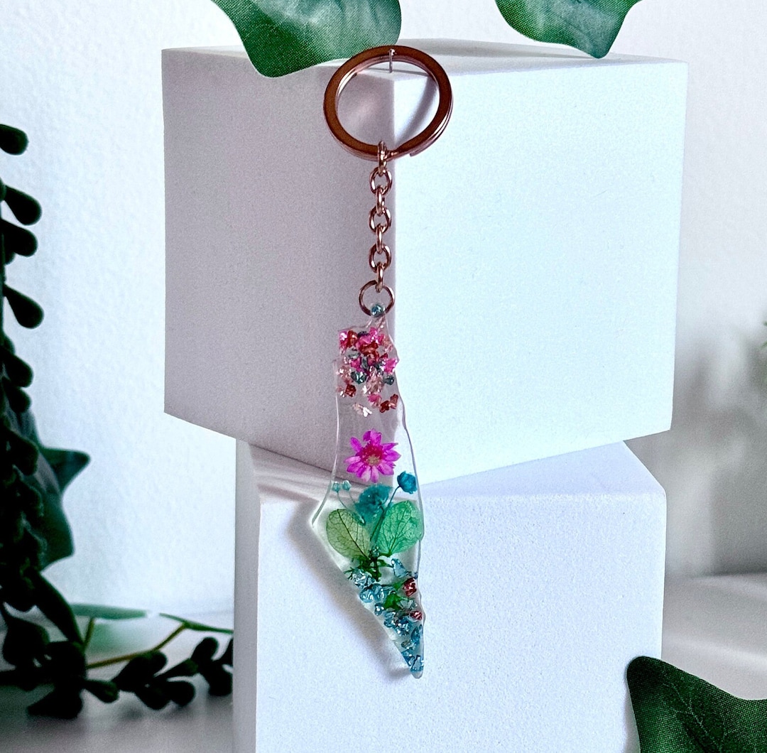 Handmade Personalized Israel Map Keychain: Resin Dried Flowers ...