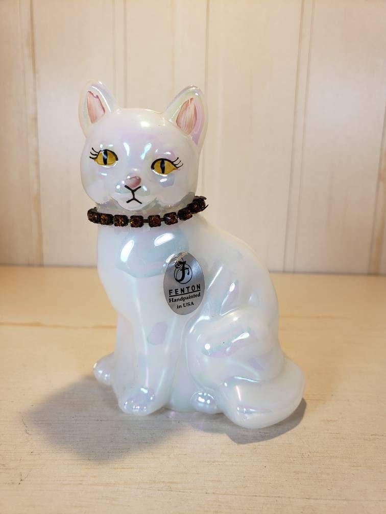 Fentonの猫★ホワイトオパールの猫（fe01＿２) Fenton Birthstone Cat - Etsy